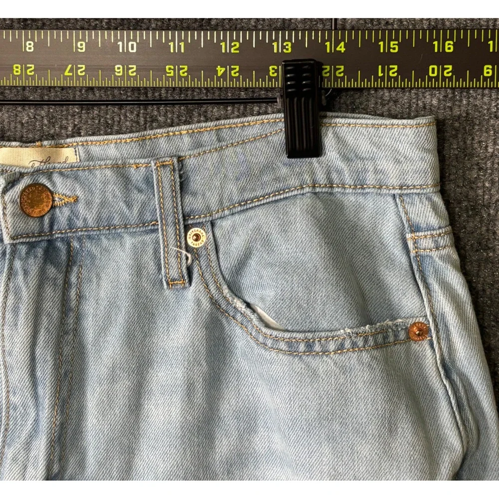 Universal Thread Womens Boyfriend Jeans Light Wash Distressed Raw Hem 6‎ 28R